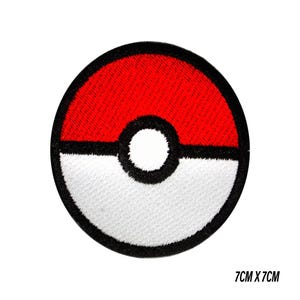 Può includere: Toppa ricamata circolare con un design rosso e bianco, con un bordo nero. La toppa misura 7 cm x 7 cm. Il design è una rappresentazione stilizzata di una Poké Ball, un oggetto popolare del franchise Pokémon.
