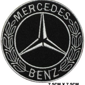 Può includere: Toppa rotonda nera con il logo Mercedes-Benz bianco. Il logo è una stella a tre punte all'interno di un cerchio, con le parole "MERCEDES" e "BENZ". Misura 7,5 cm x 7,5 cm.