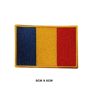 Peut inclure: Un écusson brodé du drapeau roumain. Le drapeau est bleu, jaune et rouge avec une bordure dorée. L'écusson mesure 9 cm sur 6 cm.