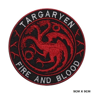 Könnte beinhalten: Ein kreisförmiger bestickter Aufnäher mit den Maßen 9 cm x 9 cm mit schwarzem Hintergrund und einem roten dreiköpfigen Drachenemblem in der Mitte. Der Text TARGARYEN ist oben und FIRE AND BLOOD ist unten in weißer Schrift aufgestickt.