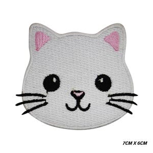 Può includere: Toppa ricamata a forma di testa di gatto. Il gatto ha un muso bianco con occhi, baffi e naso neri. L'interno delle orecchie è rosa. La toppa misura 7 cm x 6 cm.
