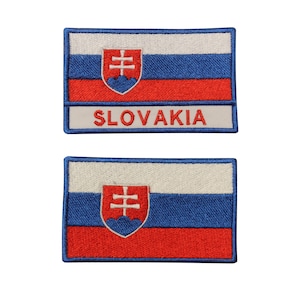 Può includere: Due toppe ricamate con la bandiera slovacca. La toppa superiore presenta la bandiera con il testo "SLOVAKIA" sotto. La toppa inferiore presenta solo la bandiera.
