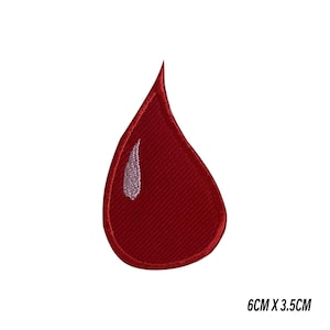 Puede incluir: Parche bordado de gota de sangre roja con un resaltado blanco. El parche mide 6 cm x 3,5 cm. Ideal para añadir un toque único a ropa, bolsos o accesorios. El parche tiene un respaldo termoadhesivo para una fácil aplicación.