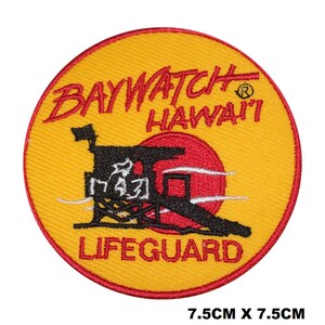Può includere: Una toppa ricamata circolare con sfondo giallo e bordo rosso. Presenta la sagoma nera di una torretta di salvataggio su un sole rosso, con la scritta BAYWATCH HAWAI'I e LIFEGUARD in rosso. La toppa misura 7,5 cm per 7,5 cm.