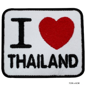 Puede incluir: Parche blanco bordado con el texto "I love Thailand" en letras negras y un corazón rojo.