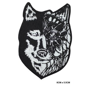 Puede incluir: Parche de hierro bordado en blanco y negro de la cara de un lobo con detalles intrincados. El ojo del lobo es un diseño detallado. El parche mide 8 cm por 5,5 cm.