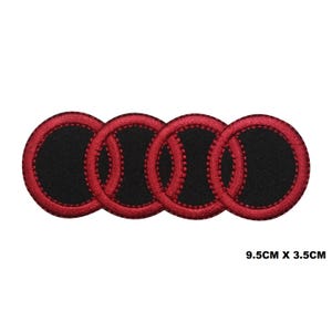 Puede incluir: Parche bordado con cuatro círculos entrelazados, con un centro negro y un borde rojo cosido. Mide 9,5 cm x 3,5 cm.