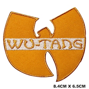 Peut inclure: Un écusson brodé en forme de logo Wu-Tang Clan, présentant une couleur jaune doré avec une bande horizontale blanche au centre contenant le texte WU-TANG en doré. L'écusson mesure 8,4 cm sur 6,5 cm de dimensions.