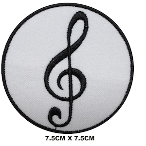 Op de afbeelding: Een ronde, witte, geborduurde patch met een zwarte solsleutel. De patch is 7,5 cm bij 7,5 cm.