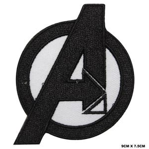 以下が含まれることがあります： 黒と白の刺繍ワッペンで、円形の枠の中に大きな文字「A」がデザインされたアベンジャーズのロゴです。右下の隅に印刷されたテキストが示す通り、ワッペンのサイズは9cm x 7.5cmです。