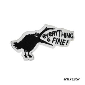 Puede incluir: Parche bordado con un cuervo negro con el texto "EVERYTHING IS FINE!" en letras negras sobre un fondo blanco. El parche mide 8 cm x 5,5 cm.