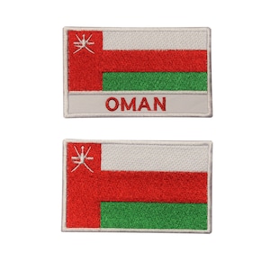 Pode incluir: Dois patches bordados brancos com a bandeira de Omã. O patch superior tem a palavra "OMÃ" escrita em vermelho abaixo da bandeira.