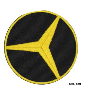 Può includere: Toppa rotonda nera con un design a stella gialla. La toppa è ricamata con filo giallo e ha un bordo giallo. La toppa misura 7 cm x 7 cm.