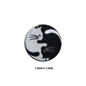 Könnte beinhalten: Schwarz-weiß gestickter Patch mit zwei Katzen in einem Yin-Yang-Design. Der Patch ist 7,5 cm x 7,5 cm groß.