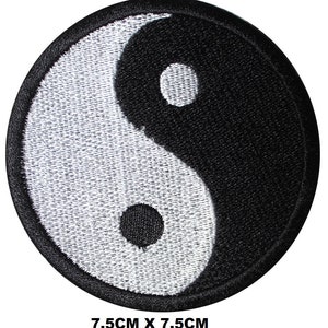 Könnte beinhalten: Schwarzer und weißer gestickter Yin-Yang-Symbol-Patch mit einem Durchmesser von 7,5 cm.