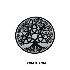 Può includere: Toppa ricamata in bianco e nero di un albero della vita con un motivo a nodo celtico. La toppa misura 7 cm per 7 cm.