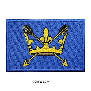 Könnte beinhalten: Ein blauer gestickter Aufnäher mit einer gelben Krone und zwei gekreuzten Pfeilen. Der Aufnäher misst 9 cm x 6 cm.