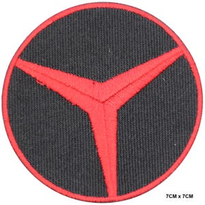 Könnte beinhalten: Runder schwarzer Aufnäher mit rotem Rand und rotem dreizackigem Stern-Design. Der Aufnäher misst 7 cm x 7 cm. Das Design ist auf schwarzem Stoff gestickt.