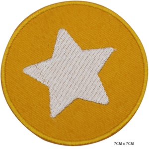 Puede incluir: Un parche redondo amarillo con una estrella blanca en el centro. El parche mide 7 cm x 7 cm. La estrella está hecha de tela blanca tejida y el parche tiene un borde amarillo.