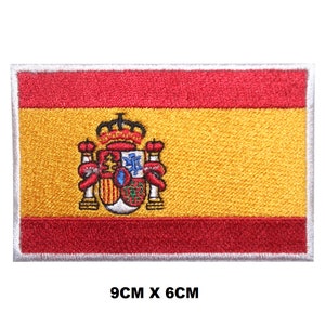 Puede incluir: Parche bordado para planchar de la bandera española. La bandera es roja, amarilla y roja con el escudo de armas español en el centro. El parche mide 9 cm por 6 cm.