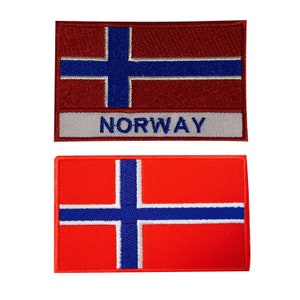 Op de afbeelding: Twee geborduurde patches met de Noorse vlag. De bovenste patch is rood met een witte rand en het woord "NORWAY" eronder gedrukt. De onderste patch is rood met een witte rand.