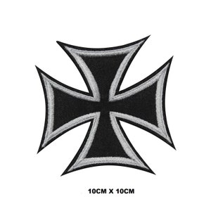 Może przedstawiać: Naszywka z czarnym i srebrnym żelaznym krzyżem, 10 cm x 10 cm.