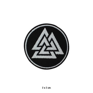 May include: Black and white embroidered patch with a circular design featuring a white Valknut symbol, a Norse symbol of connection, on a black background. The patch is 7 cm in diameter.