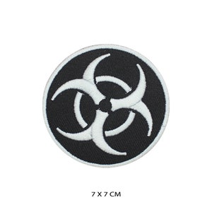 Op de afbeelding: Zwarte en witte geborduurde patch met een biohazard-symbool. De patch is rond en heeft een diameter van 7 cm.