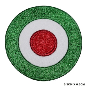 Può includere: Un cerotto rotondo ricamato in verde, bianco e rosso con un design a bersaglio. Il cerotto misura 6,3 cm per 6,3 cm.