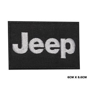 Peut inclure: Écusson rectangulaire noir avec le mot "Jeep" brodé en blanc. Le patch mesure 6 cm x 8,6 cm. Il est conçu pour être cousu ou repassé sur des vêtements ou des accessoires.