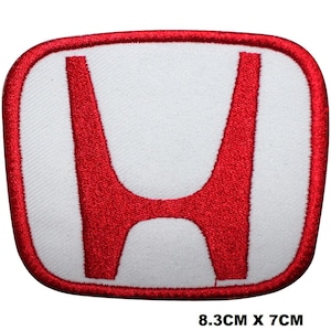 Può includere: Toppa ricamata con il logo Honda rosso su sfondo bianco, con bordo rosso. La toppa misura 8,3 cm per 7 cm. La toppa ha una forma quadrata con angoli arrotondati.