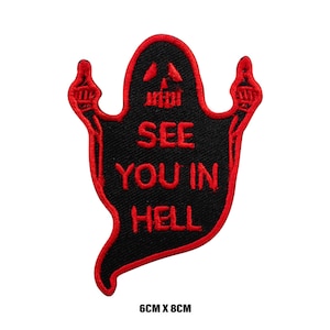 Può includere: Toppa da stirare ricamata rossa con un fantasma che alza il dito medio e il testo "See you in hell". La toppa misura 6 cm per 8 cm.