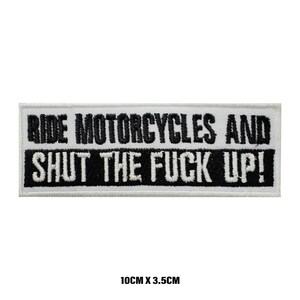 Op de afbeelding: Witte geborduurde patch met zwarte tekst die "Ride Motorcycles and Shut the Fuck Up!" luidt. De patch is 10 cm bij 3,5 cm.