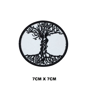 Può includere: Toppa da stirare ricamata in bianco e nero con un design ad albero della vita. La toppa misura 7 cm x 7 cm.