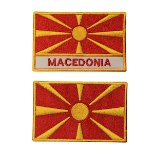 Könnte beinhalten: Zwei gestickte Aufnäher mit der Flagge von Nordmazedonien. Der obere Aufnäher trägt unter der Flagge den Schriftzug "MACEDONIA".