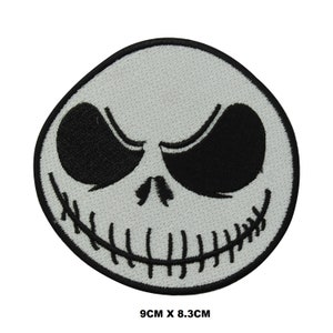 Peut inclure: Patch thermocollant brodé noir et blanc représentant le visage de Jack Skellington du film L'Étrange Noël de monsieur Jack. Le patch mesure 9 cm sur 8,3 cm.