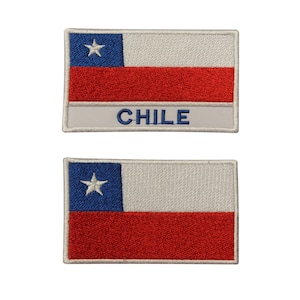 Può includere: Due toppe ricamate con la bandiera cilena. La toppa superiore ha le parole "CHILE" sotto la bandiera. Entrambe le toppe sono bianche con una striscia rossa e una stella blu nell'angolo in alto a sinistra.