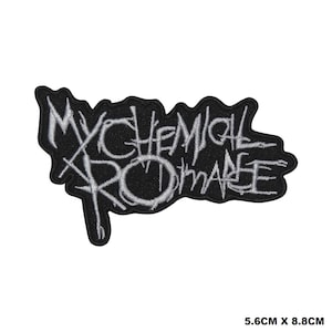 Puede incluir: Un parche bordado que presenta el texto My Chemical Romance en una fuente blanca estilizada y dentada sobre un fondo negro. El parche tiene una forma irregular troquelada y mide 5,6 cm por 8,8 cm, según se indica en el texto de la esquina.