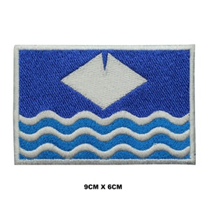 Può includere: Toppa ricamata con una nave stilizzata bianca che naviga su onde blu, con un bordo bianco. La toppa misura 9 cm x 6 cm.