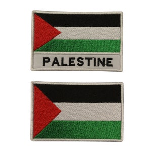 以下が含まれることがあります： パレスチナの国旗が刺繍されたパッチが2つ。上のパッチは国旗の下に「パレスチナ」という文字が書かれている。下のパッチは国旗のみである。
