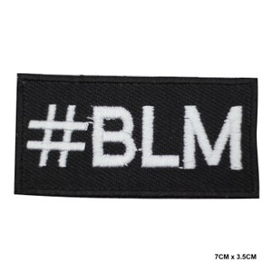 Può includere: Toppa ricamata nera con cuciture bianche che recita "#BLM". La toppa misura 7 cm per 3,5 cm.