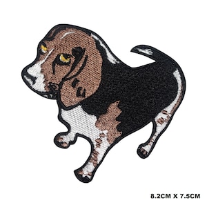 Puede incluir: Parche bordado con un perro beagle de perfil. El parche tiene un cuerpo negro, marcas marrones y blancas y ojos amarillos. El parche mide 8,2 cm x 7,5 cm.