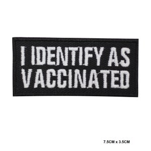Peut inclure: Écusson brodé noir avec du texte blanc qui dit "I IDENTIFY AS VACCINATED". L'écusson mesure 7,5 cm sur 3,5 cm.