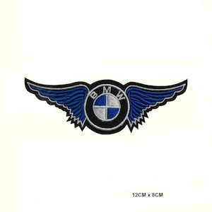 Puede incluir: Parche bordado con el logotipo de BMW y alas azules. El parche tiene un borde negro y el emblema de BMW está en el centro. Las alas son azules con detalles en negro. Mide 12 cm x 8 cm.
