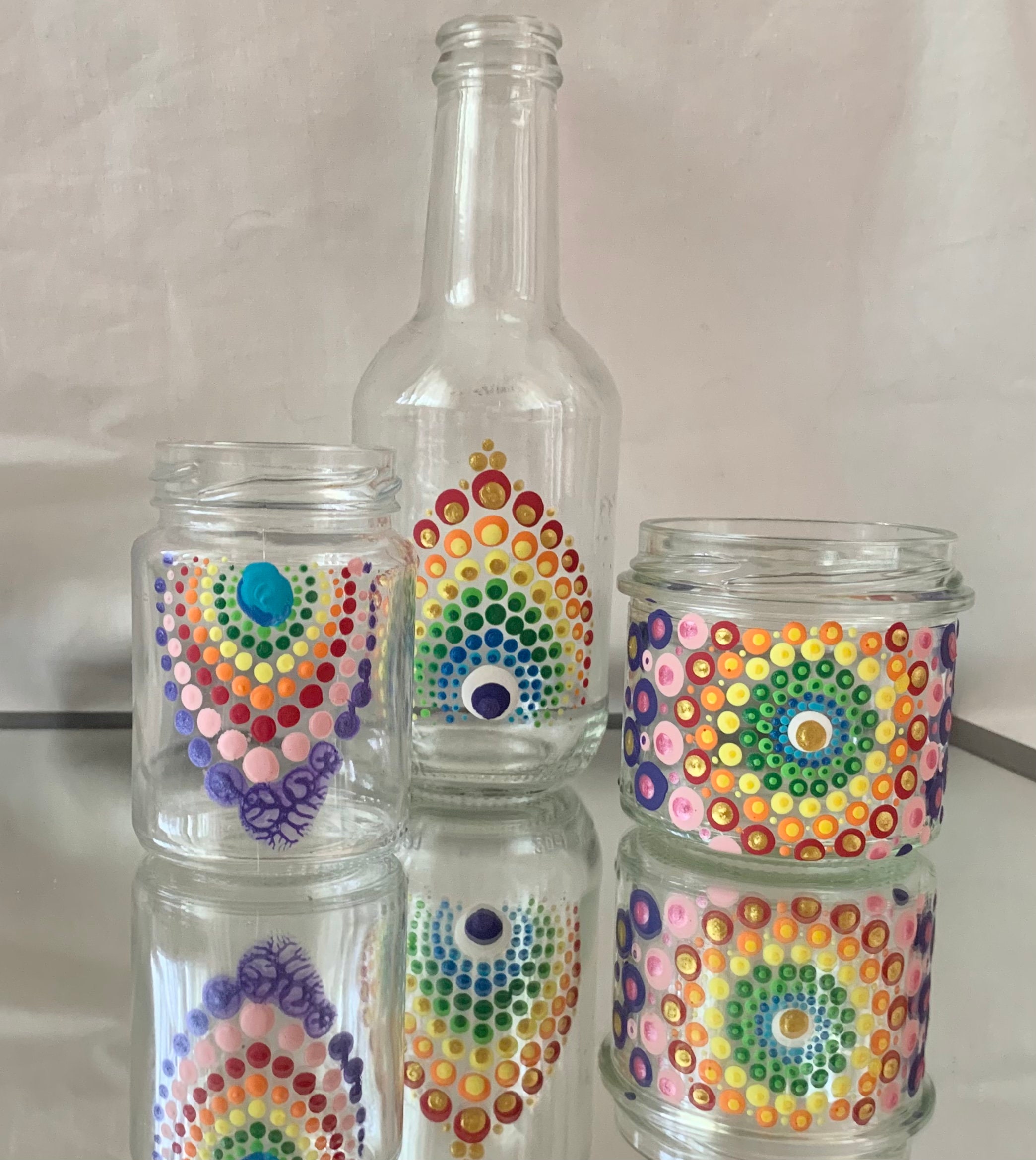 Set von drei kostbaren recycelten Mehrzweck-Glas, die von Hand mit den Farben des Regenbogens bemalt wurden. das perfekte Geschenk