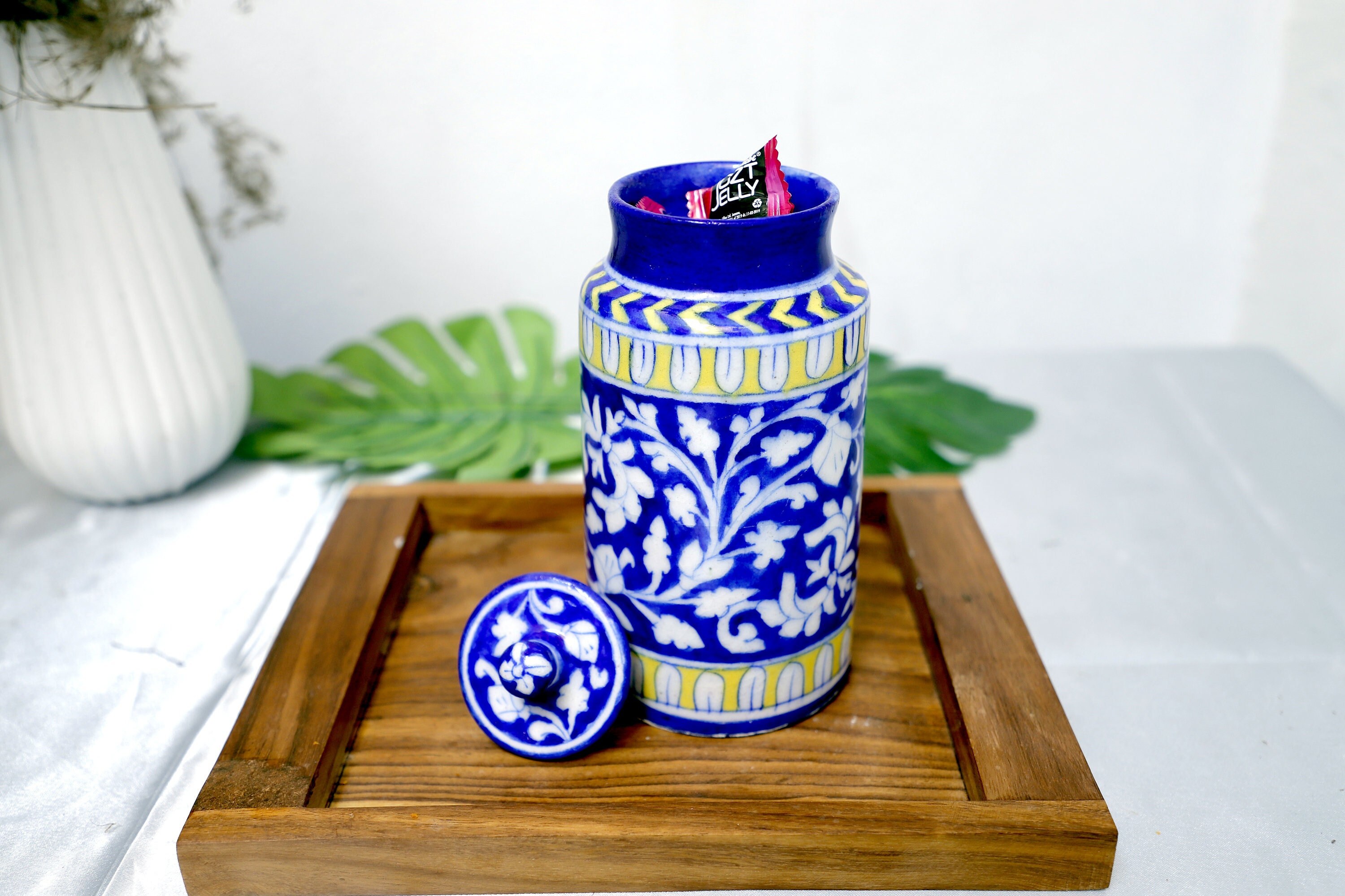 手作りの青い陶器のキャニスター：インドの花柄アートの瓶 - Etsy 日本