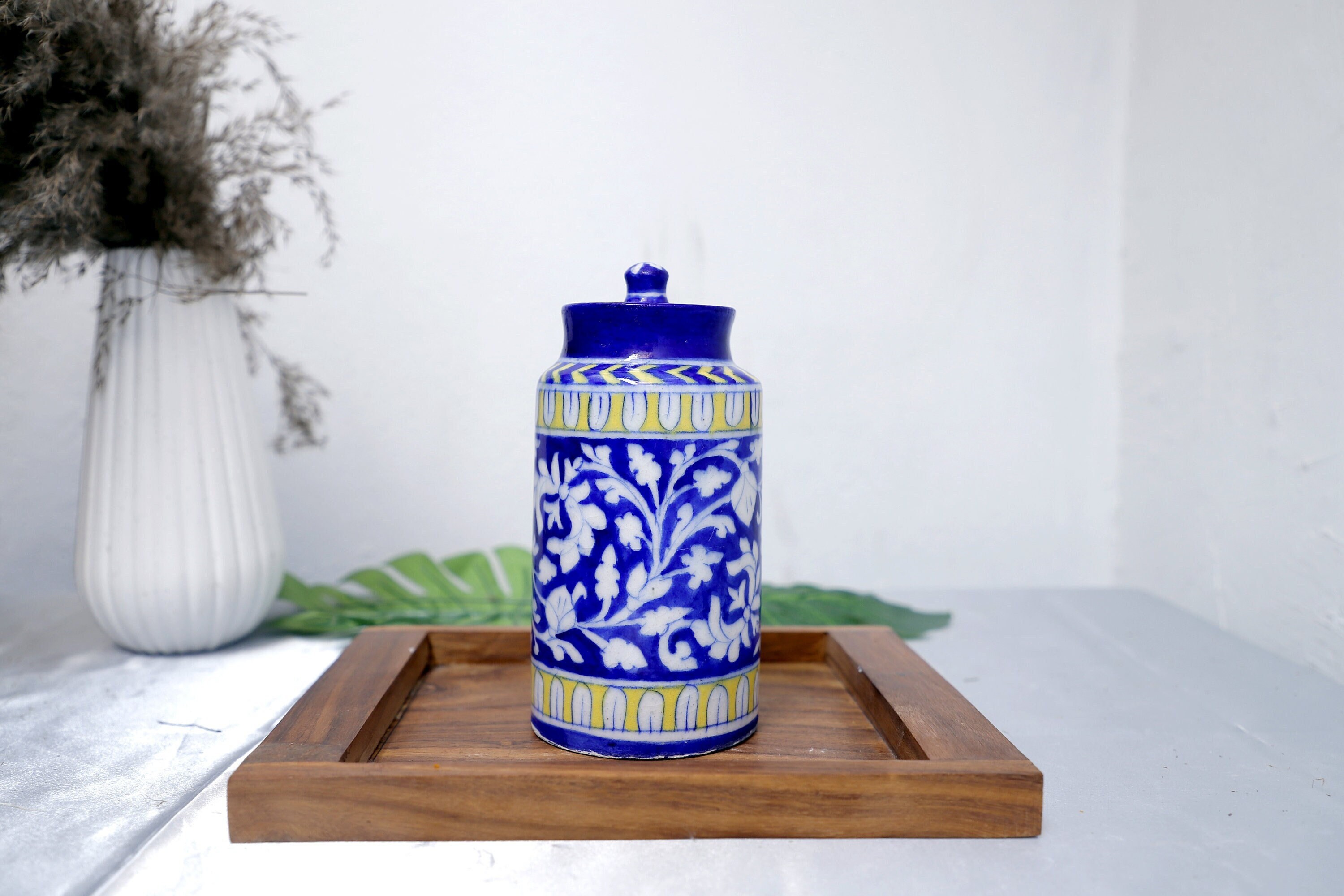 手作りの青い陶器のキャニスター：インドの花柄アートの瓶 - Etsy 日本