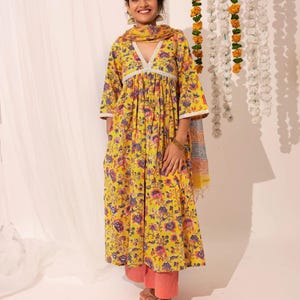 A-lijn bedrukte lange Kurta puur katoenen stof, Naira Cut Kurta met broek en designer bedrukte dupatta voor dames en meisjes Kurti en broekset