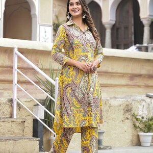 Piroh katoenen bedrukte Kurta-broekset dames, gele kleur, overhemdkraag, elastische taille op broek, Kurta omhoog en omlaag, Kurta feestkleding.
