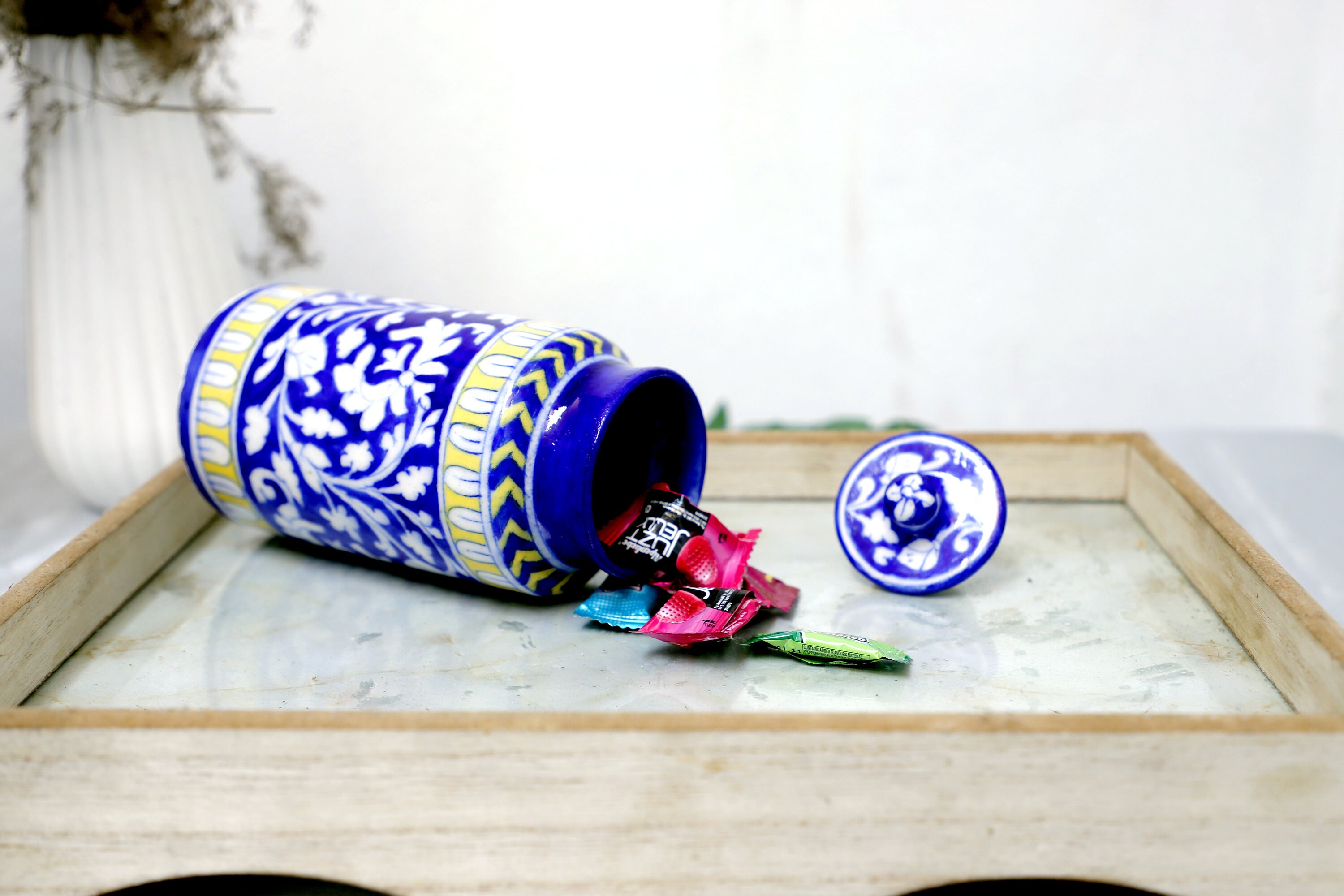 手作りの青い陶器のキャニスター：インドの花柄アートの瓶 - Etsy 日本